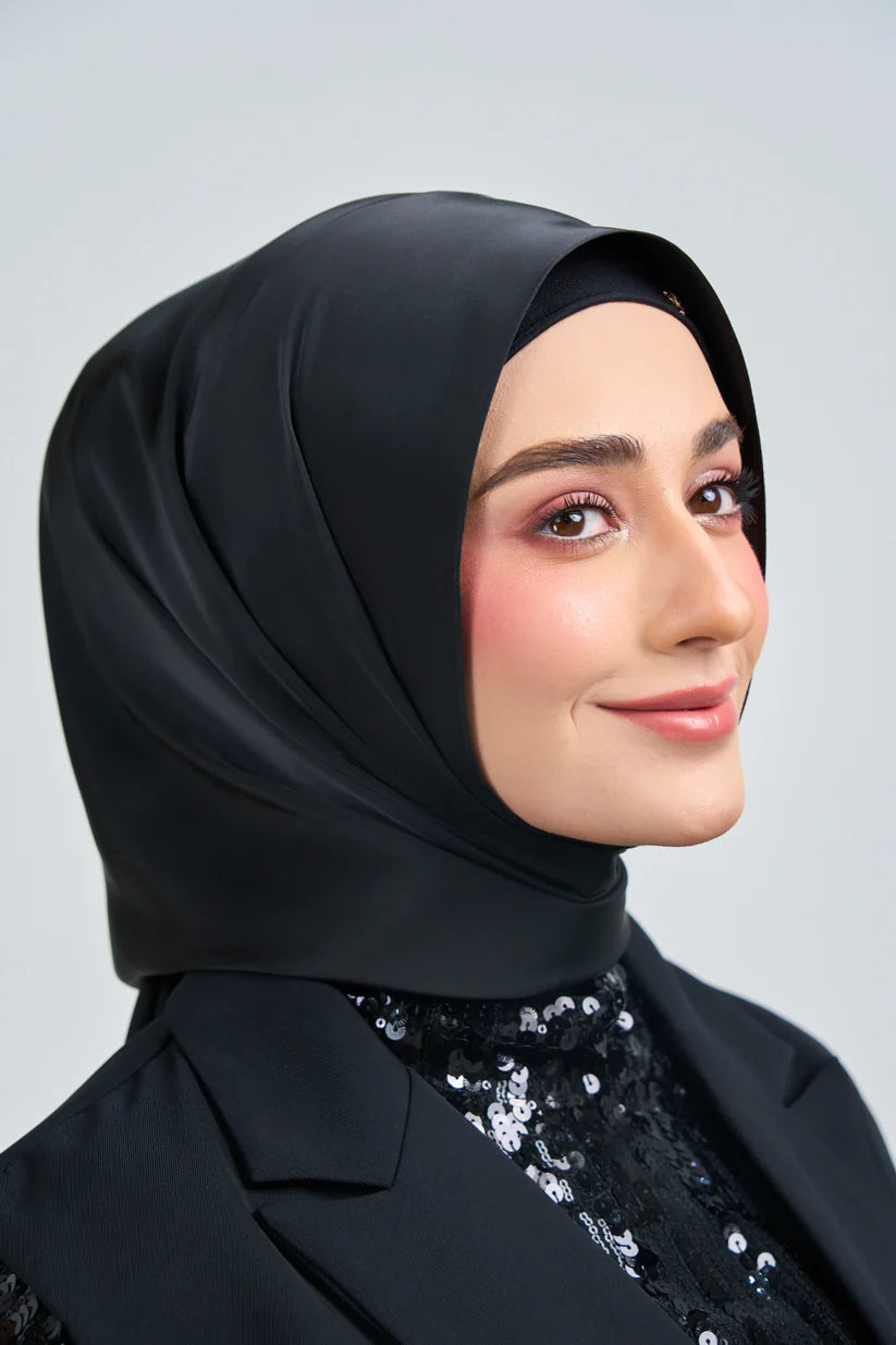 Hoodie Armani Satin de Soie – Noir Corbeau