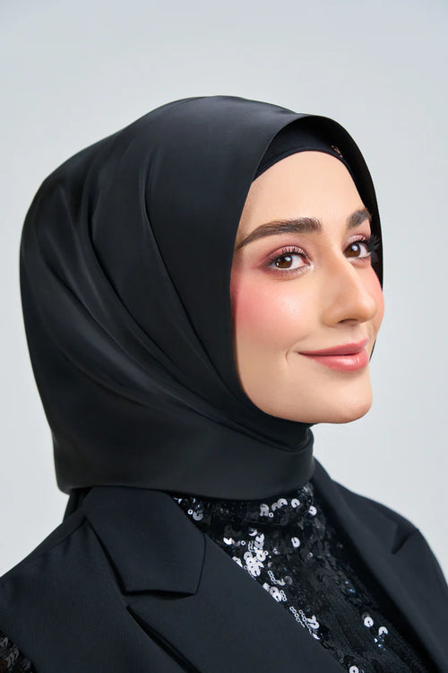 Hoodie Armani Satin de Soie – Noir Corbeau